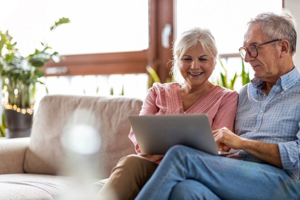 senior retirement resources Couple looks at laptop together | 81 Oaks
